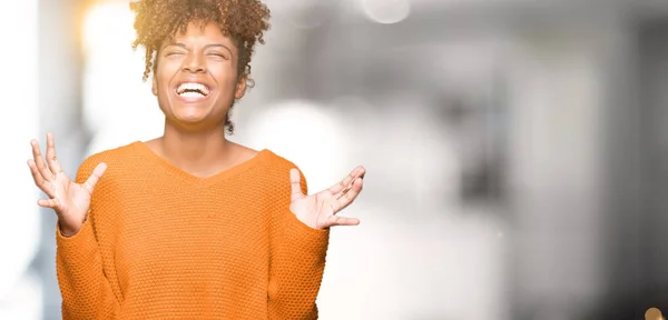 Hermosa Mujer Afroamericana Joven Sobre Fondo Aislado Loco Loco Gritando —  Fotos de Stock