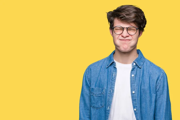 Homem Bonito Jovem Usando Óculos Sobre Fundo Isolado Soprando Bochechas — Fotografia de Stock