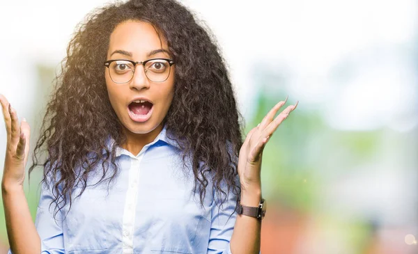 Jonge Mooie Zakelijke Meisje Met Krullend Haar Bril Gekke Gekke — Stockfoto