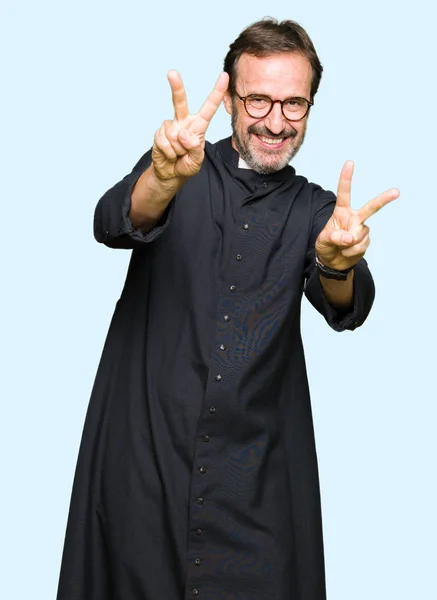 Homem Padre Meia Idade Vestindo Roupão Católico Sorrindo Olhando Para — Fotografia de Stock