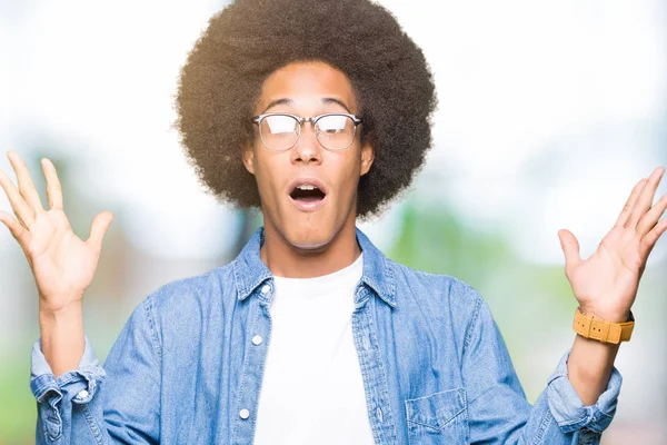 Unga Afroamerikanska Man Med Afro Hår Glasögon Firar Galen Och — Stockfoto