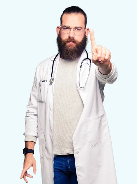 Junger Blonder Arzt Mit Bart Arztkittel Zeigt Mit Erhobenem Finger — Stockfoto