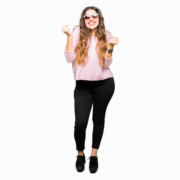 Junge Schöne Frau Mit Sonnenbrille Und Rosa Pullover Feiert Überrascht — Stockfoto