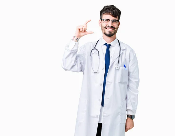 Jovem Médico Vestindo Casaco Hospital Sobre Fundo Isolado Sorrindo Gestos — Fotografia de Stock