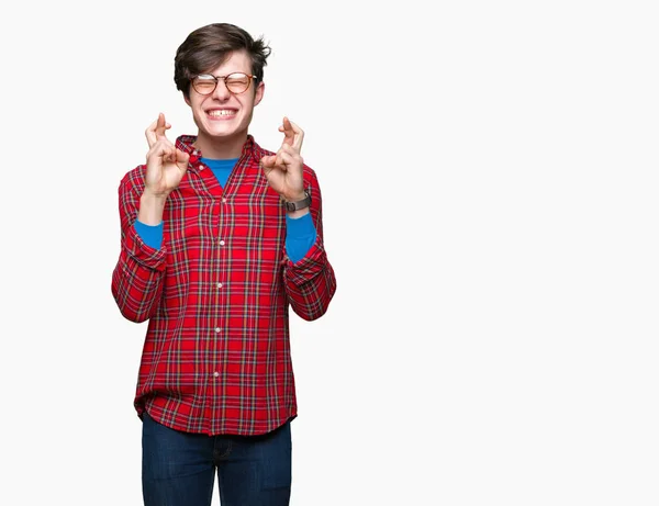 Ung Vacker Man Glasögon Över Isolerade Bakgrund Leende Korsning Fingrar — Stockfoto