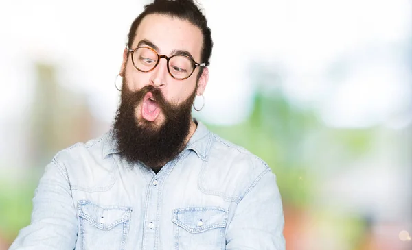 Νέοι Hipster Άνδρα Μακριά Μαλλιά Και Γένια Φορώντας Γυαλιά Κάνοντας — Φωτογραφία Αρχείου