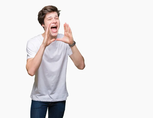 Mladý Pohledný Muž Nosí Ležérní Bílé Tričko Izolované Pozadí Křičí — Stock fotografie