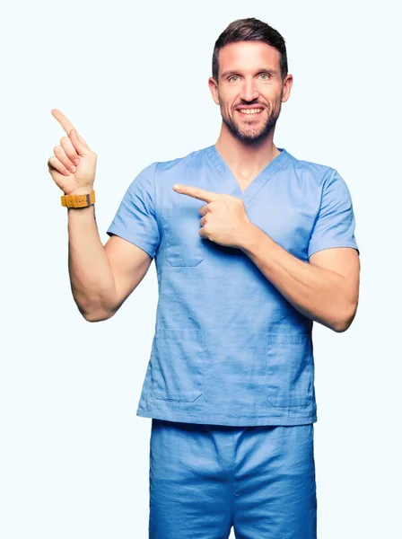 Bell Uomo Medico Che Indossa Uniforme Medica Sfondo Isolato Sorridente — Foto Stock