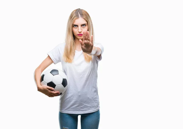 Молодая Красивая Блондинка Держит Футбольный Мяч Изолированном Фоне Открытой Рукой — стоковое фото