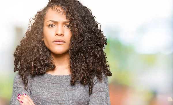 Giovane Bella Donna Con Capelli Ricci Indossa Maglione Grigio Scettico — Foto Stock