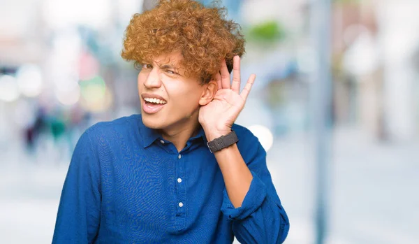 Homem Elegante Bonito Jovem Com Cabelo Afro Sorrindo Com Mão — Fotografia de Stock