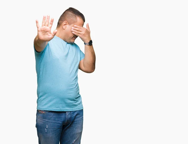 中年阿拉伯男子穿着蓝色 T恤在孤立的背景覆盖眼睛用手和做停止手势与悲伤和恐惧的表情 尴尬和消极的概念 — 图库照片