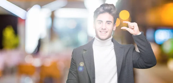 Joven Hombre Elegante Con Abrigo Invierno Sobre Fondo Aislado Sonriente —  Fotos de Stock