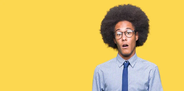 Junger Afrikanisch Amerikanischer Geschäftsmann Mit Afro Haaren Brille Schockgesicht Skeptisch — Stockfoto