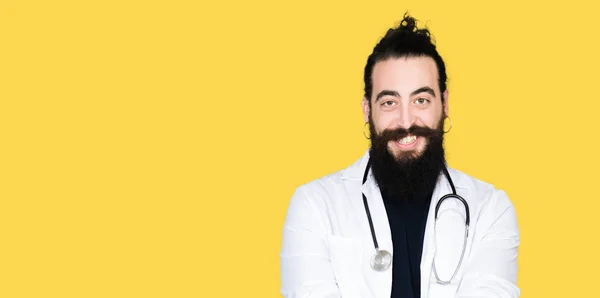 Ärztin Mit Langen Haaren Medizinischem Mantel Und Stethoskop Lächelnd Mit — Stockfoto