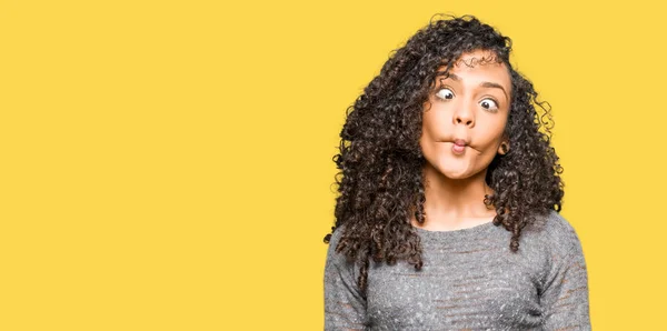 Mulher Bonita Nova Com Cabelo Encaracolado Vestindo Camisola Cinza Fazendo — Fotografia de Stock