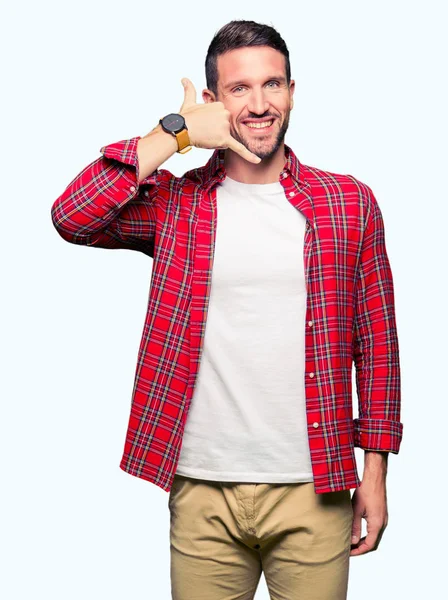 Bonito Homem Vestindo Camisa Casual Sorrindo Fazendo Gesto Telefone Com — Fotografia de Stock