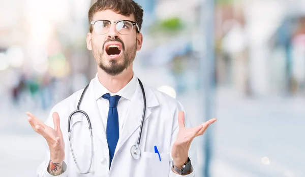 Junger Arzt Krankenhausmantel Über Isoliertem Hintergrund Verrückt Und Verrückt Schreiend — Stockfoto