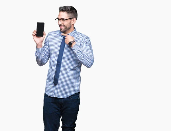 Junger Geschäftsmann Zeigt Smartphone Bildschirm Vor Isoliertem Hintergrund Sehr Glücklich — Stockfoto