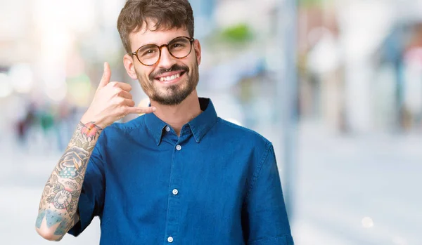 Jonge Knappe Man Met Bril Geïsoleerde Achtergrond Doen Glimlachen Telefoon — Stockfoto