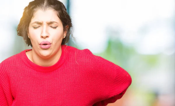 Junge Schöne Frau Rotem Pullover Und Dutt Mit Rückenschmerzen Berührung — Stockfoto