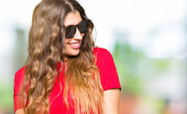 Junge Schöne Frau Mit Rotem Shirt Und Sonnenbrille Die Mit — Stockfoto