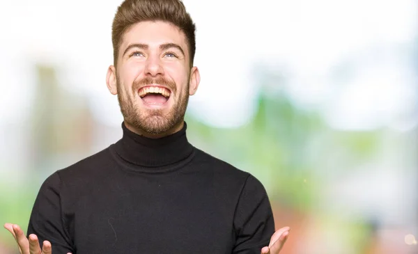 Joven Hombre Guapo Rubio Con Suéter Invierno Loco Loco Gritando —  Fotos de Stock