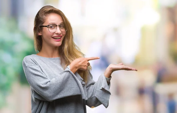 Giovane Bella Donna Bionda Che Indossa Occhiali Sfondo Isolato Stupito — Foto Stock