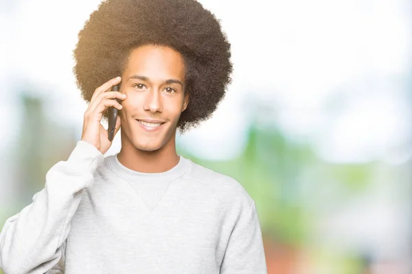 Mladý Afričan Muž Afro Který Mluví Telefonu Spokojeným Obličejem Usmívá — Stock fotografie