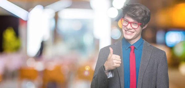 Mladý Pohledný Obchodní Muž Který Nosí Červené Brýle Izolované Pozadí — Stock fotografie