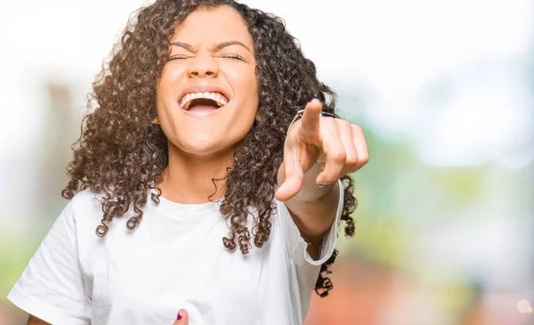 Giovane Bella Donna Con Capelli Ricci Indossa Shirt Bianca Ridendo — Foto Stock