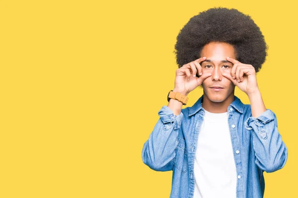 Jovem Americano Africano Com Cabelo Afro Tentando Abrir Olhos Com — Fotografia de Stock