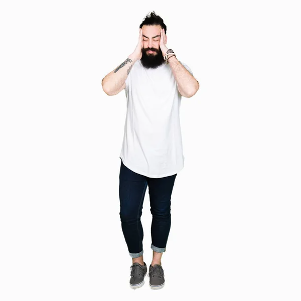 年轻的时髦男子 长头发和胡须穿着休闲的白色T恤 手在头上疼痛 因为压力 患有偏头痛 — 图库照片
