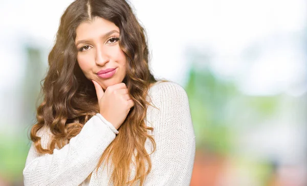 Jovem Mulher Bonita Vestindo Camisola Branca Olhando Confiante Para Câmera — Fotografia de Stock