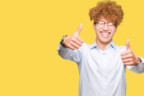 Jonge Knappe Zakenman Met Afro Bril Goed Keuren Duimen Doen — Stockfoto