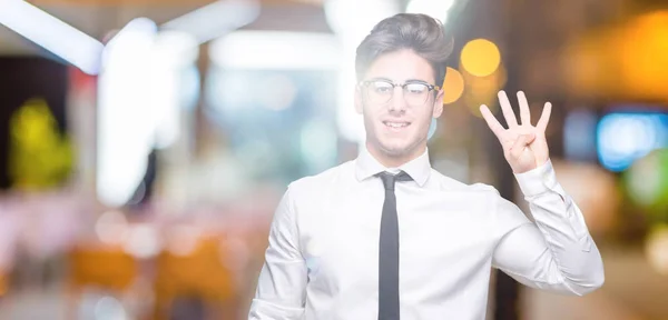 Joven Hombre Negocios Con Gafas Sobre Fondo Aislado Mostrando Apuntando —  Fotos de Stock