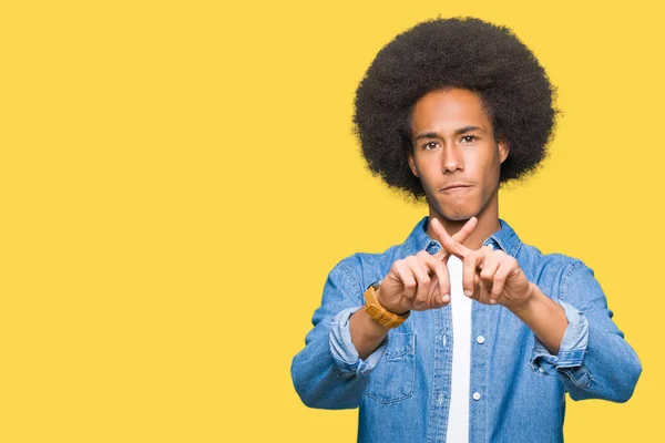 Joven Afroamericano Con Cabello Afro Expresión Rechazo Cruzando Dedos Haciendo — Foto de Stock