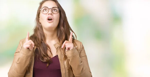 Mooie Grootte Jonge Vrouw Dragen Van Een Jurk Leren Jas — Stockfoto