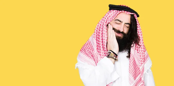 Pebisnis Arab Dengan Rambut Panjang Mengenakan Syal Keffiyeh Tradisional Menyentuh — Stok Foto
