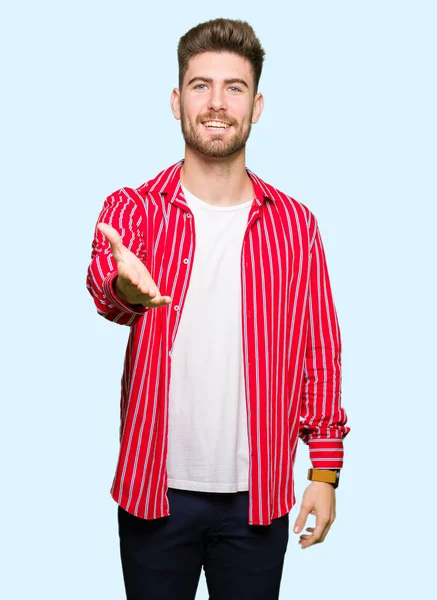 Jeune Bel Homme Portant Chemise Rouge Souriant Amical Offrant Poignée — Photo