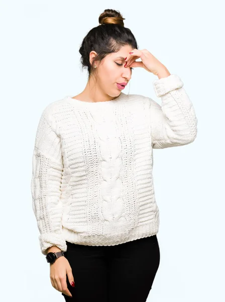 Junge Schöne Frau Winterpullover Müde Reiben Nase Und Augen Gefühl — Stockfoto