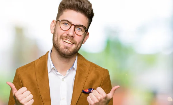 Joven Hombre Negocios Guapo Con Gafas Signo Éxito Haciendo Gesto — Foto de Stock