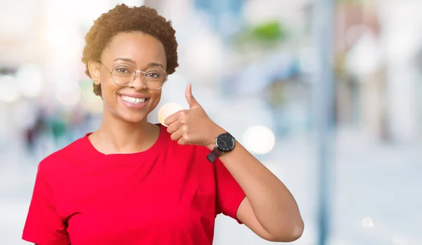 Beautiful Young African American Woman Wearing Glasses Isolated Background Doing — Stock Photo, Image