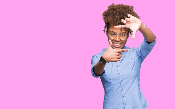 Linda Jovem Mulher Negócios Afro Americana Sobre Fundo Isolado Sorrindo — Fotografia de Stock