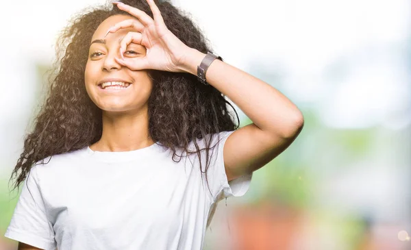 Mooi Meisje Met Krullend Haar Het Dragen Van Casual Wit — Stockfoto