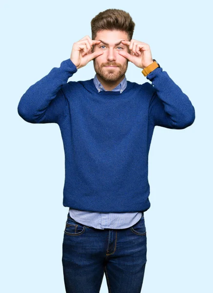 Jovem Homem Bonito Bussines Tentando Abrir Olhos Com Dedos Sonolento — Fotografia de Stock