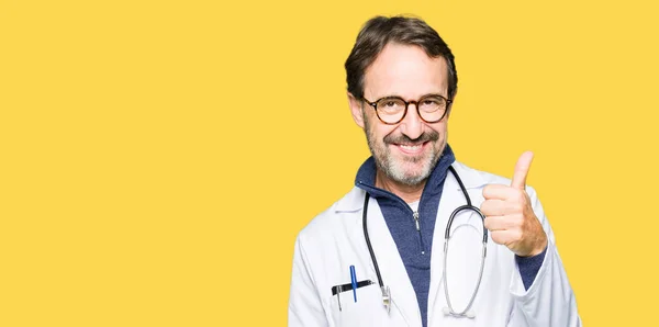 Bello Uomo Medico Mezza Età Che Indossa Cappotto Medico Facendo — Foto Stock