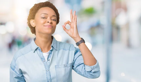 Unga Vackra Afroamerikanska Kvinnan Över Isolerade Bakgrund Leende Positiva Gör — Stockfoto
