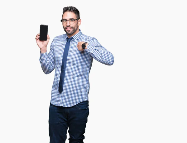 Joven Hombre Negocios Mostrando Pantalla Del Teléfono Inteligente Sobre Fondo —  Fotos de Stock