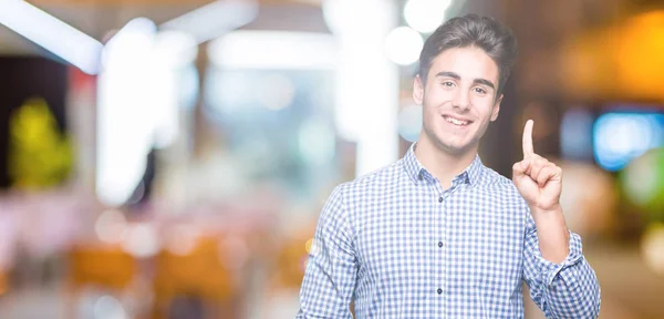 Joven Hombre Negocios Guapo Sobre Fondo Aislado Mostrando Apuntando Hacia —  Fotos de Stock